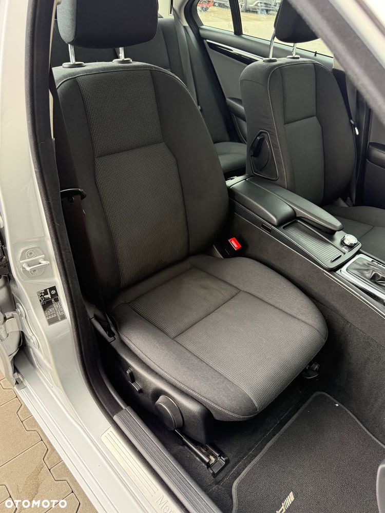 Mercedes-Benz Klasa C 180 CGI Automatik BlueEFFICIENCY Elegance - 31