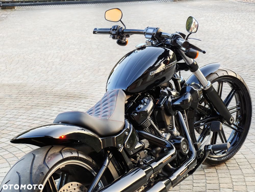 Harley-Davidson Softail Breakout - 28