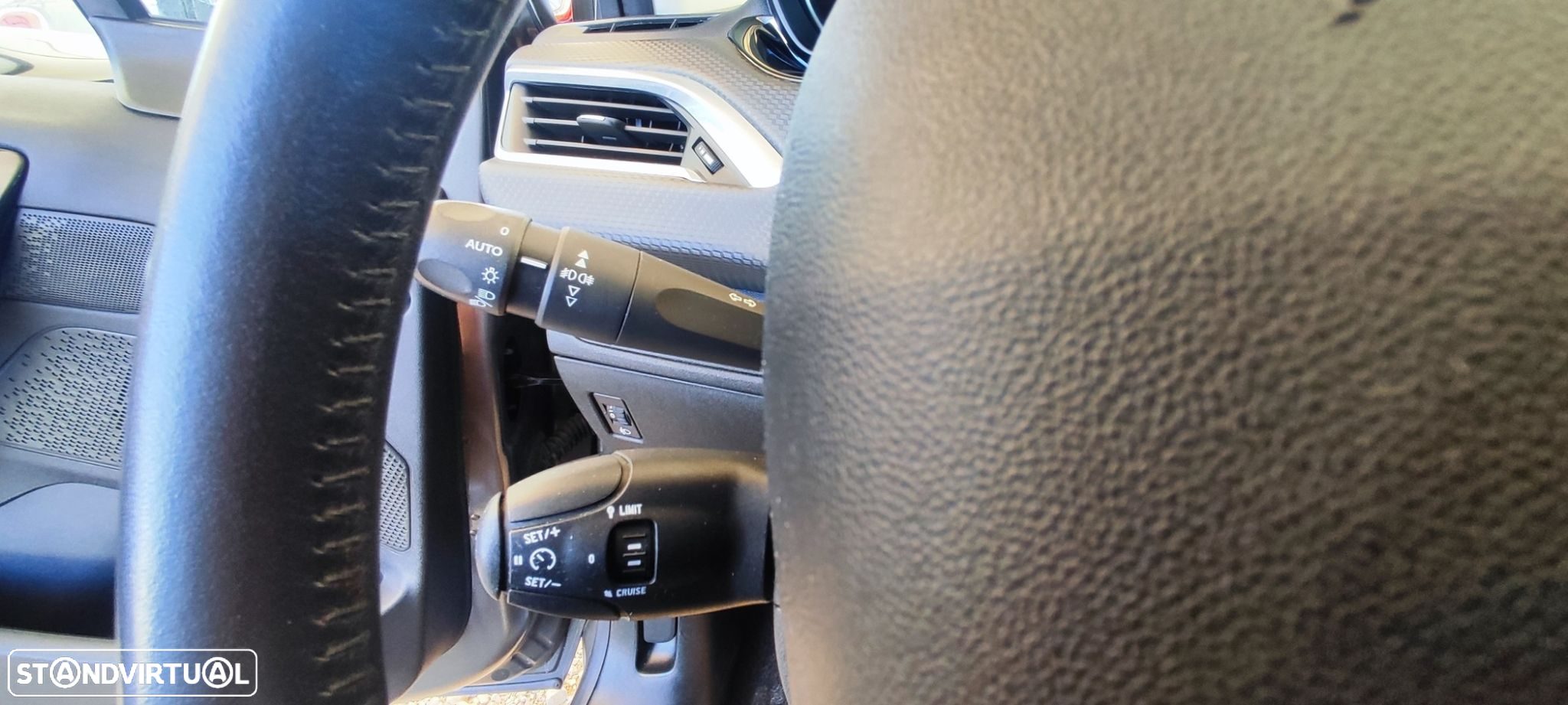 Peugeot 208 1.2 PureTech Style - 18