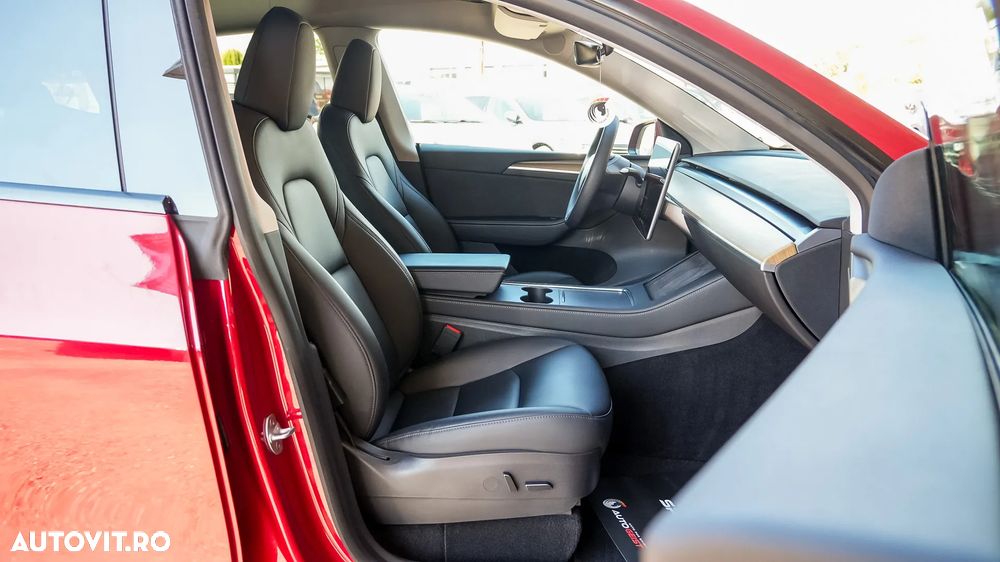 Tesla Model Y - 32