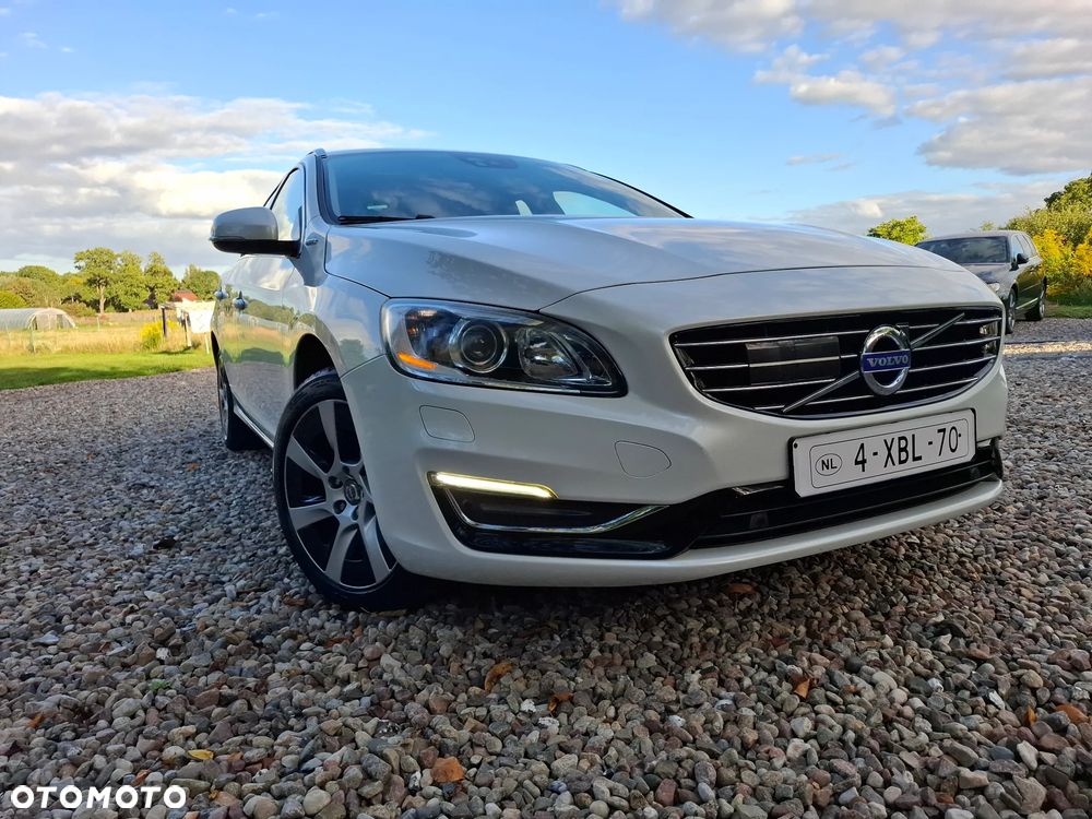 Volvo V60 D6 AWD Plug-in Hybrid R-Design Summum - 27