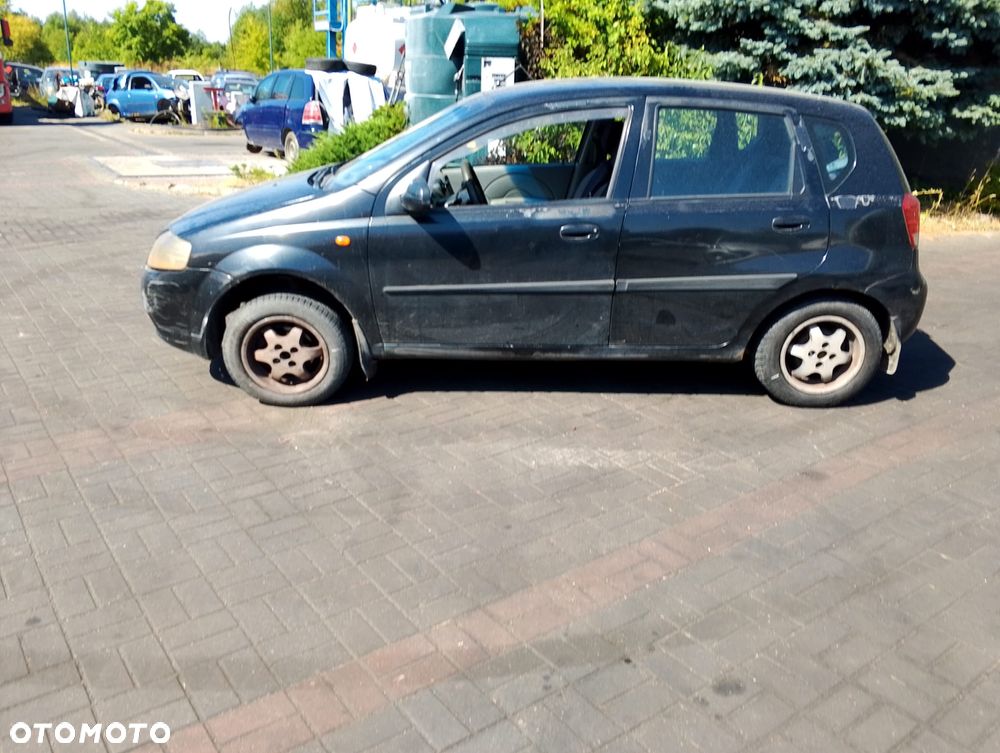 Daewoo Kalos (02-07r.) 1.4 B 82KM. Silnik F14S3 Skrzynia M79 lakier.Cały na części. GWARANCJA !!!  Przód Tył Zestaw Komplet Drzwi Klapa Zderzak Błotnik Maska Grill Atrapa Szyba Pas Lampa Lusterko Boczki Fotel Kanapa Kokpit Deska Rozdzielcza Przełącznik Włącznik Sterownik Przewody Wiązka Instalacja Moduł Komputer Czujnik Listwa Pompa Alternator Wtryski Głowica Rozrusznik Kompresor Sprzęgło Dwumas Silnik Skrzynia ABS Klimatyzacji Paliwa Wspomagania Kolektor Turbina Przepustnica Zawór Chłodnica Koło Hak Belka Sanki Zawieszenie Mcpherson Półoś Amortyzator Wydech Tłumik Zacisk Most - 1
