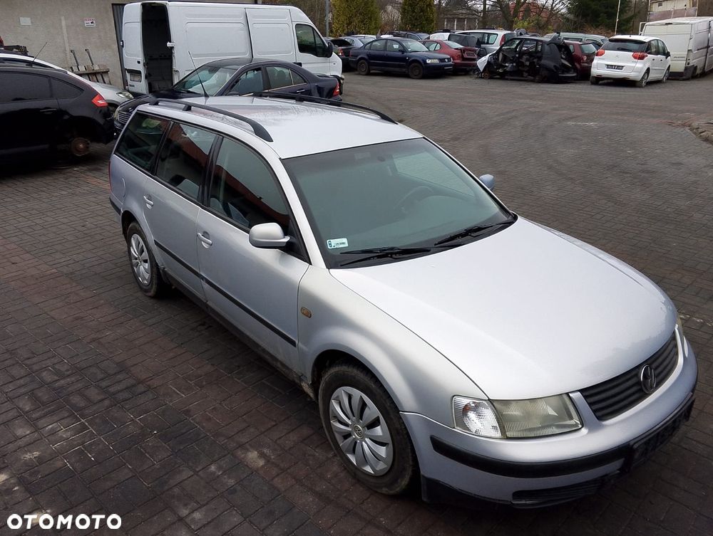 Volkswagen Passat B5 (97-00r.) 1.8 B 125KM. Silnik ADR/APT/ARG Skrzynia DHZ lakier NLB7Z.Cały na części. GWARANCJA !!!  Przód Tył Zestaw Komplet Drzwi Klapa Zderzak Błotnik Maska Grill Atrapa Szyba Pas Lampa Lusterko Boczki Fotel Kanapa Kokpit Deska Rozdzielcza Przełącznik Włącznik Sterownik Przewody Wiązka Instalacja Moduł Komputer Czujnik Listwa Pompa Alternator Wtryski Głowica Rozrusznik Kompresor Sprzęgło Dwumas Silnik Skrzynia ABS Klimatyzacji Paliwa Wspomagania Kolektor Turbina Przepustnica Zawór Chłodnica Koło Hak Belka Sanki Zawieszenie Mcpherson Półoś Amortyzator Wydech Tłumik Zacisk Most - 1