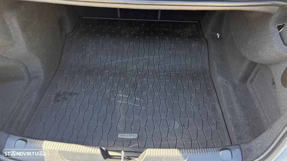 Jaguar XE 30t AWD R-Sport - 10