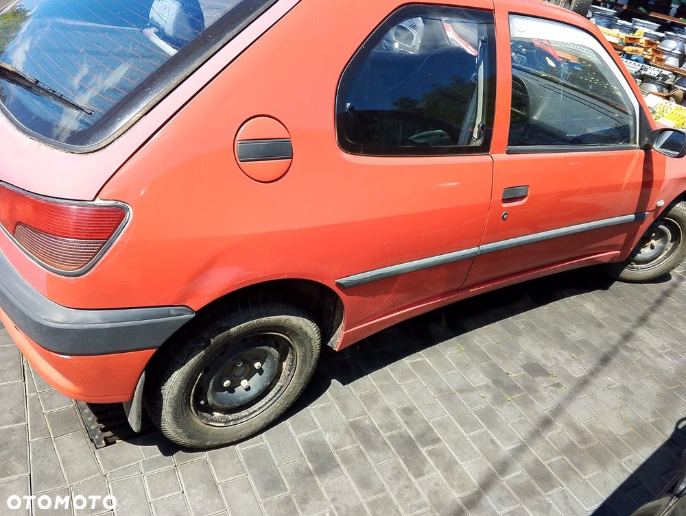 Peugeot 306 I (93-01r.) 1.4 B 74KM. Silnik KFX/KDX/KFW Skrzynia 20CC27.Cały na części.GWARANCJA !!!  Przód Tył Zestaw Komplet Drzwi Klapa Zderzak Błotnik Maska Grill Atrapa Szyba Pas Lampa Lusterko Boczki Fotel Kanapa Kokpit Deska Rozdzielcza Przełącznik Włącznik Sterownik Przewody Wiązka Instalacja Moduł Komputer Czujnik Listwa Pompa Alternator Wtryski Głowica Rozrusznik Kompresor Sprzęgło Dwumas Silnik Skrzynia ABS Klimatyzacji Paliwa Wspomagania Kolektor Turbina Przepustnica Zawór Chłodnica Koło Hak Belka Sanki Zawieszenie Mcpherson Półoś Amortyzator Wydech Tłumik Zacisk Most - 5