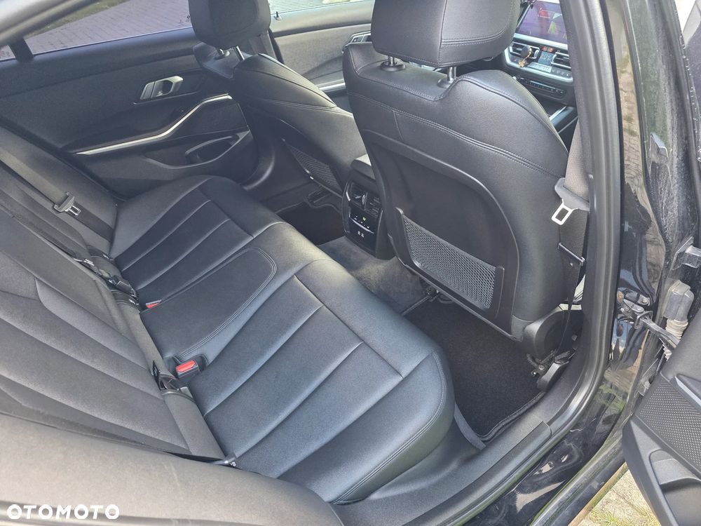 BMW Seria 3 330i Sport - 14