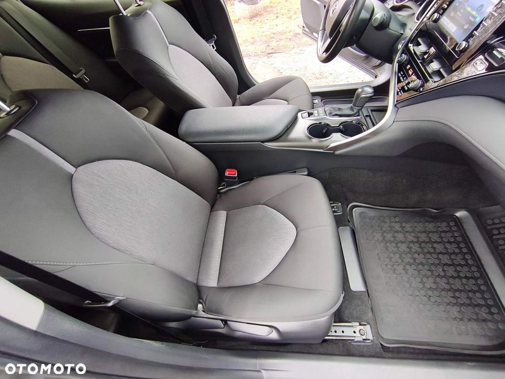 Toyota Camry 2.5 Hybrid Comfort CVT - 22