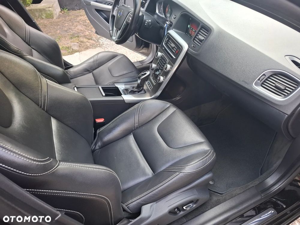 Volvo V60 D6 AWD Plug-in Hybrid R-Design Summum - 14