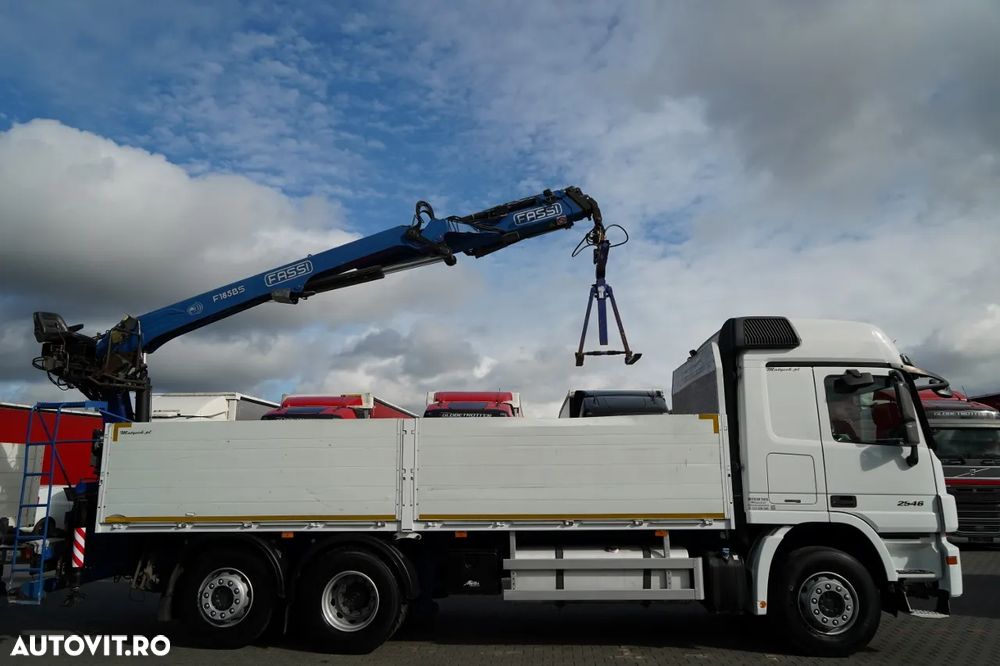 Mercedes-Benz / ACTROS 2548 / 6x2 / Combinație platformă rabatabilă - 6,5 m / Axă liftantă / + HDS FASSI / Rază de acțiune: 10,85 m / FIFTH FIFTH FIRST REAR / ROTATOR / FURCĂ PENTRU PALEȚI / Remorcă 6,5 m / SAF / - 16