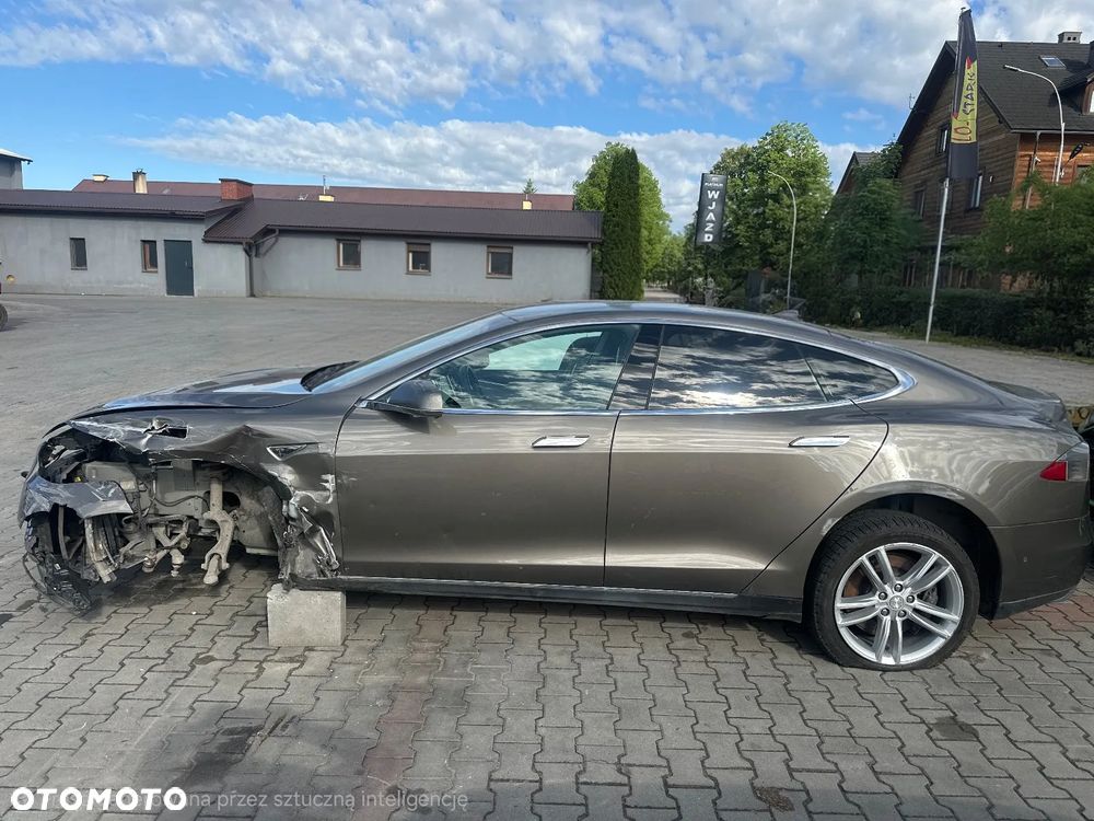 Tesla Model S - 5