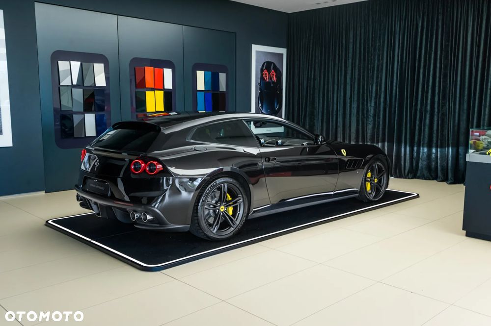 Ferrari GTC4Lusso - 10