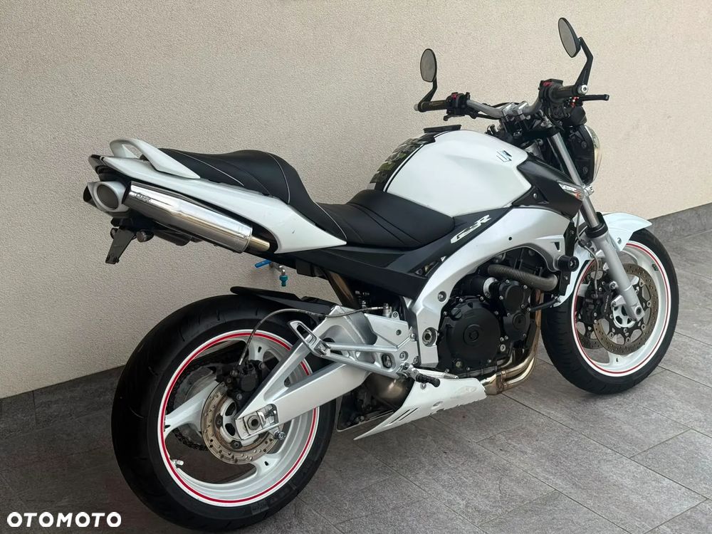 Suzuki GSR - 3