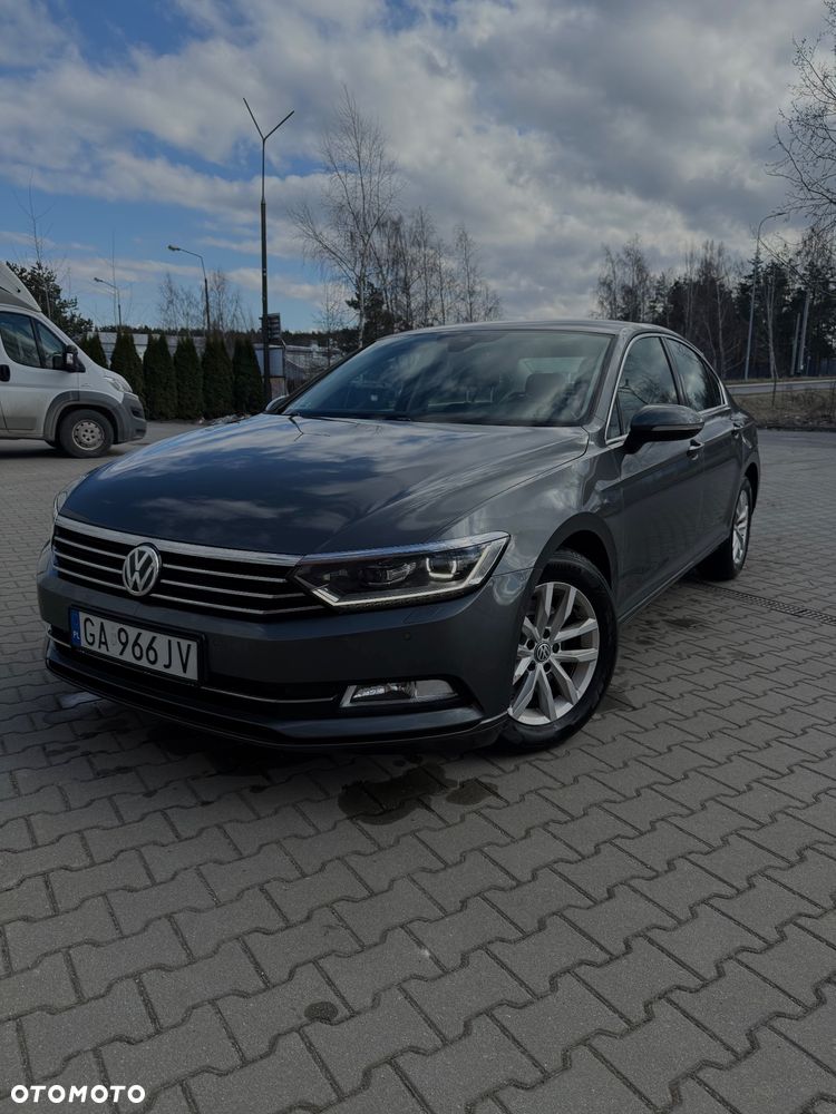 Volkswagen Passat - 1