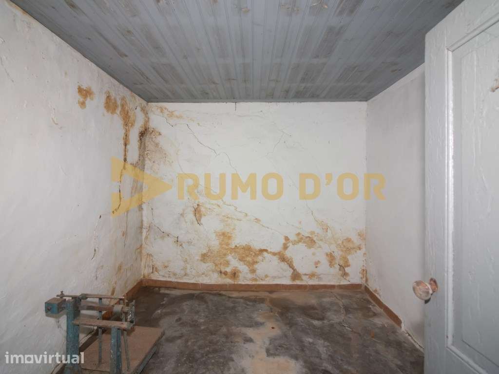 T2 no Centro de Olhalvo com Grande Potencial de Transformação - Grande imagem: 4/28