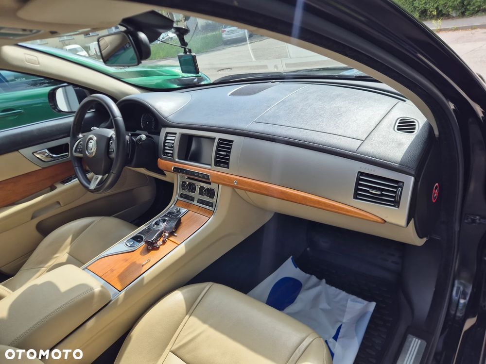 Jaguar XF 2.2 - 8