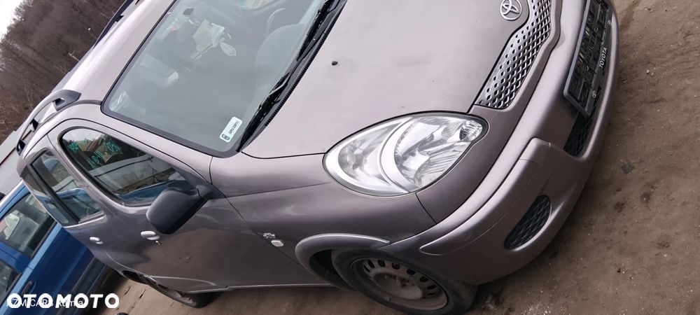 TOYOTA YARIS VERSO - 4
