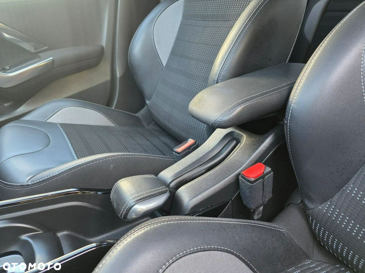 Peugeot 2008 1.2 Pure Tech Allure S&S EAT6 - 31