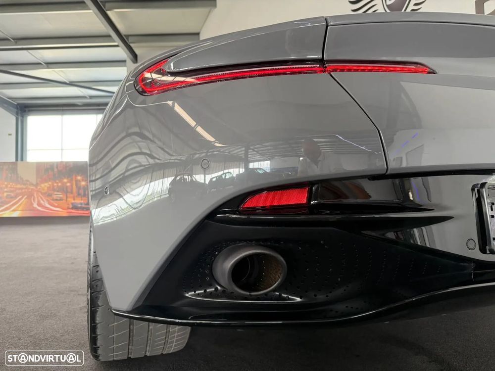 Aston Martin DB11 Coupé - 15
