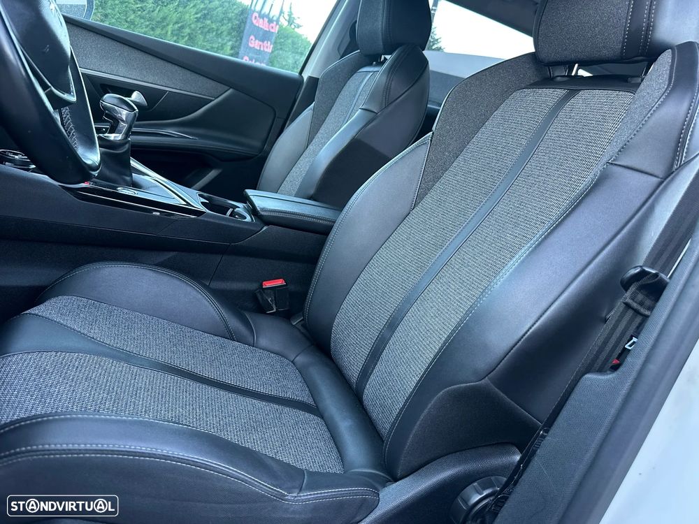 Peugeot 3008 PureTech 130 Stop & Start GPF Allure — fotografia 17