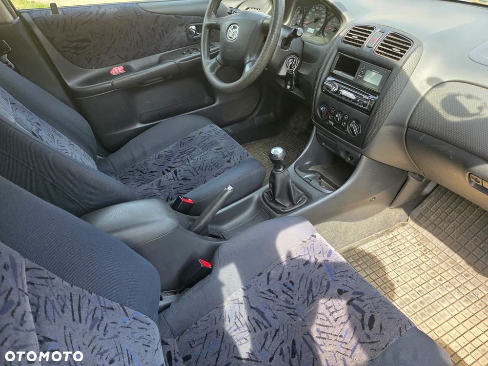 Mazda 323F - 13