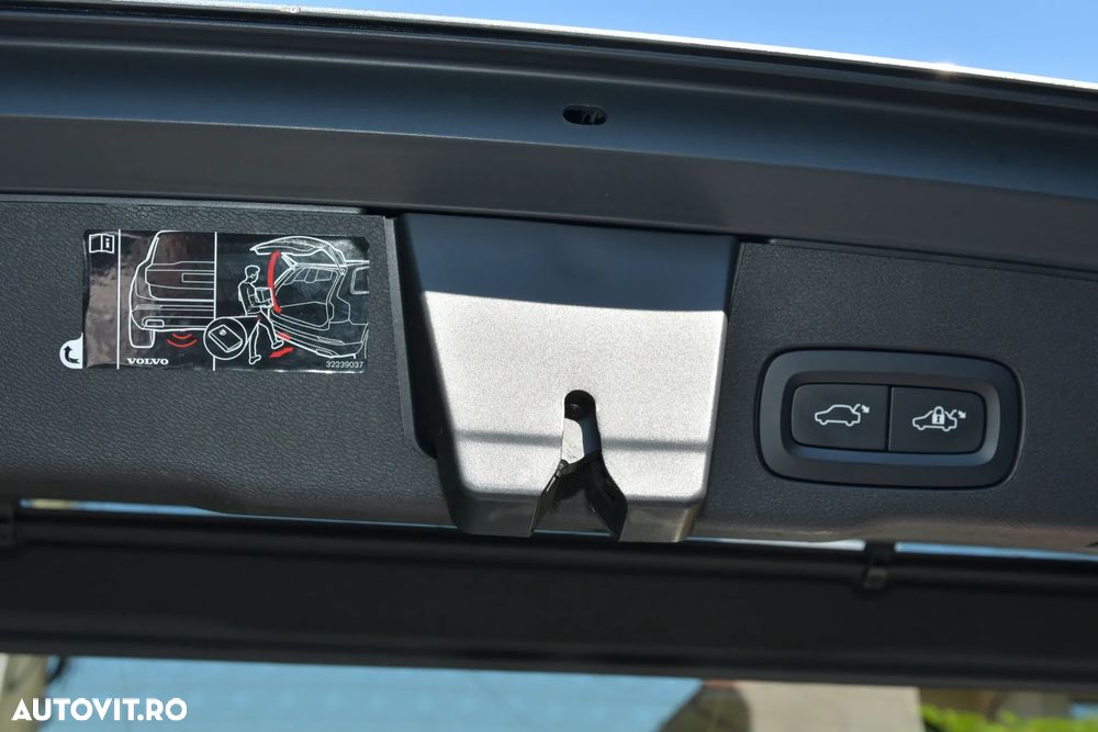 Volvo XC 60 B4 MHEV AT8 AWD Momentum Pro - 41