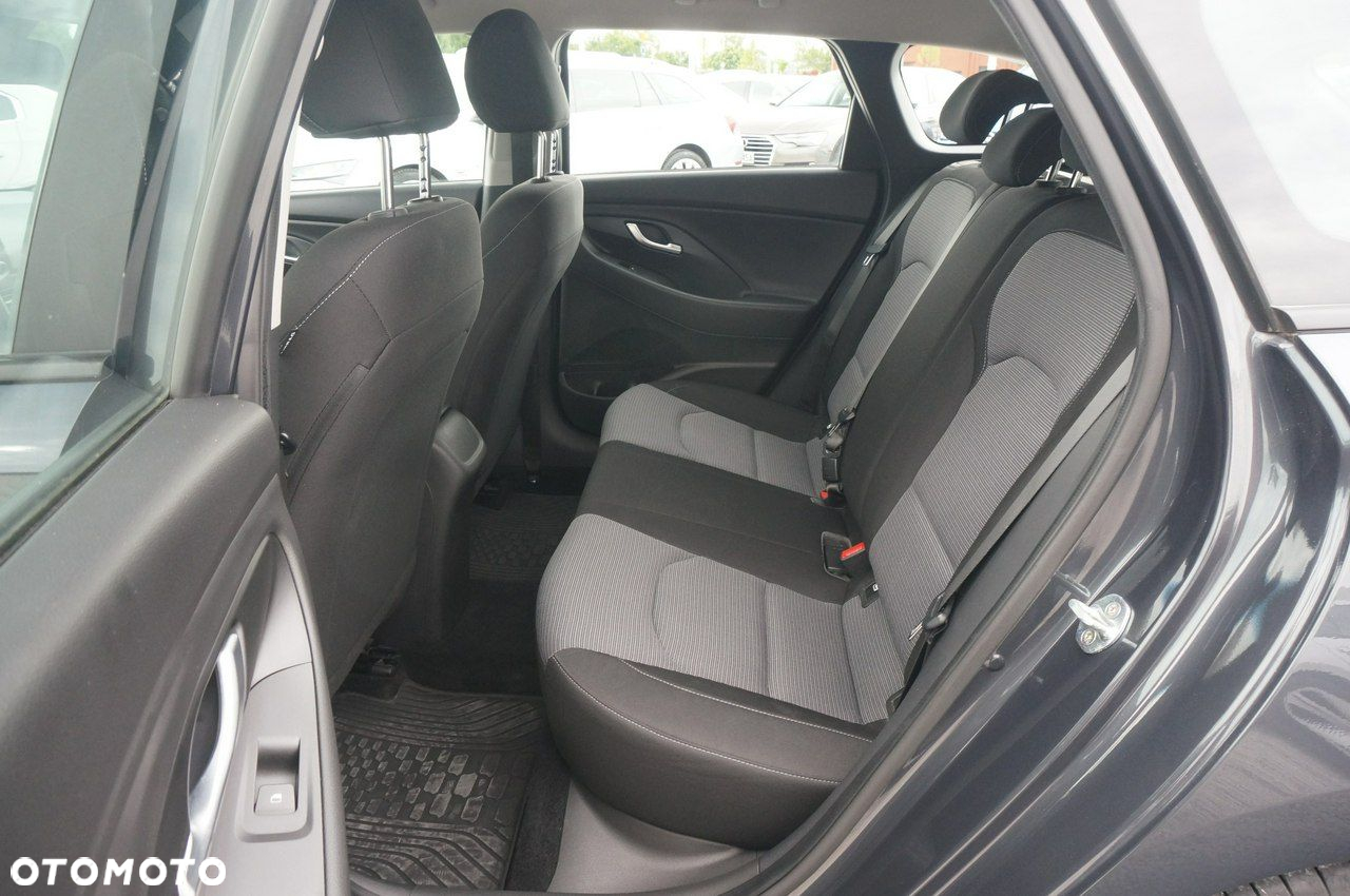 Hyundai i30 1.6 D Classic + DCT - 24