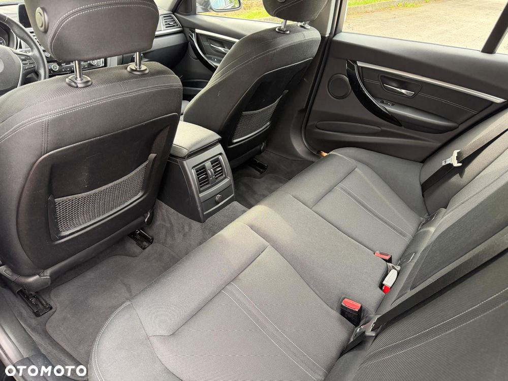 BMW Seria 3 320i xDrive Sport Line - 17