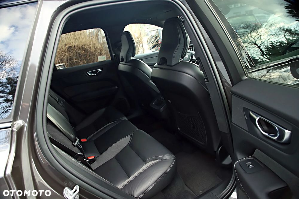 Volvo XC 60 B5 B AWD Plus Dark - 21