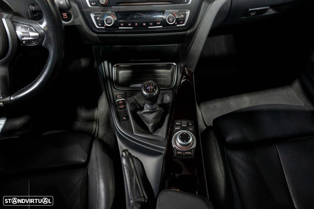 BMW 320 d Pack M - 13