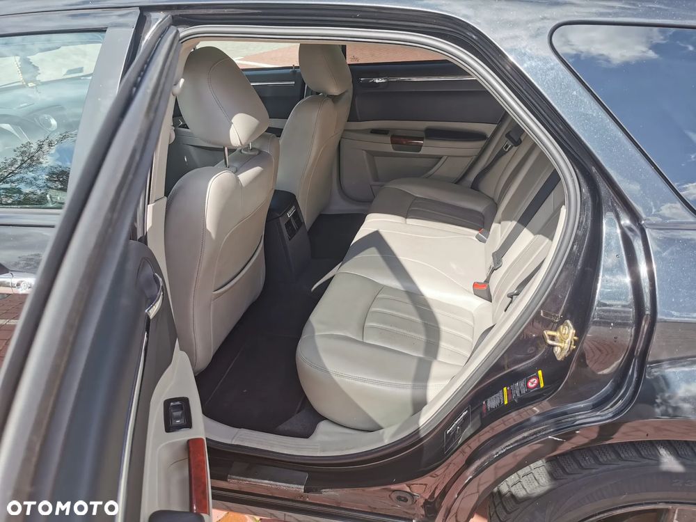 Chrysler 300C 5.7 V8 Hemi AWD - 13