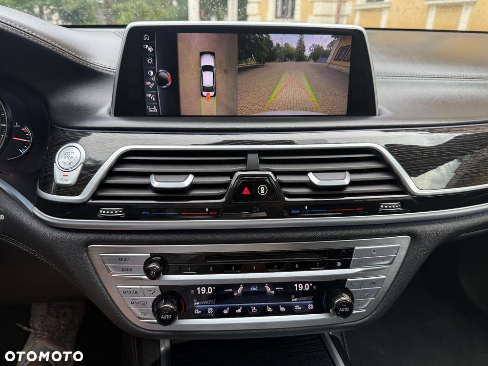 BMW Seria 7 750Li xDrive - 32
