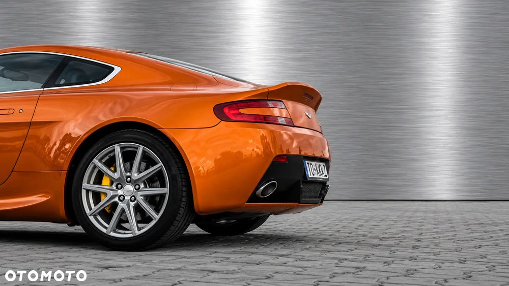 Aston Martin Vantage - 8