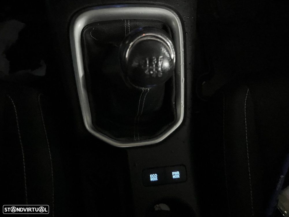 Toyota Hilux 2.4 D-4D 4WD CD Tracker S CA - 35