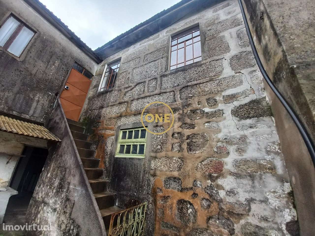 Moradia de 2 pisos para restauro, situada em Delães, com quintal e log - Grande imagem: 5/8