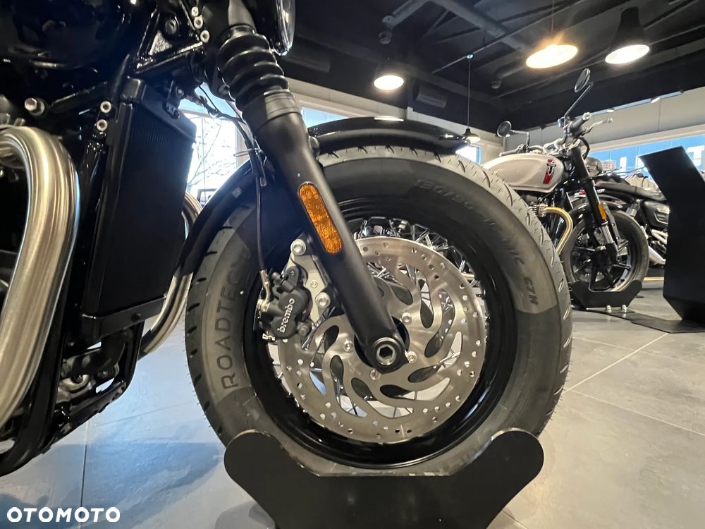 Triumph Bonneville Bobber - 5
