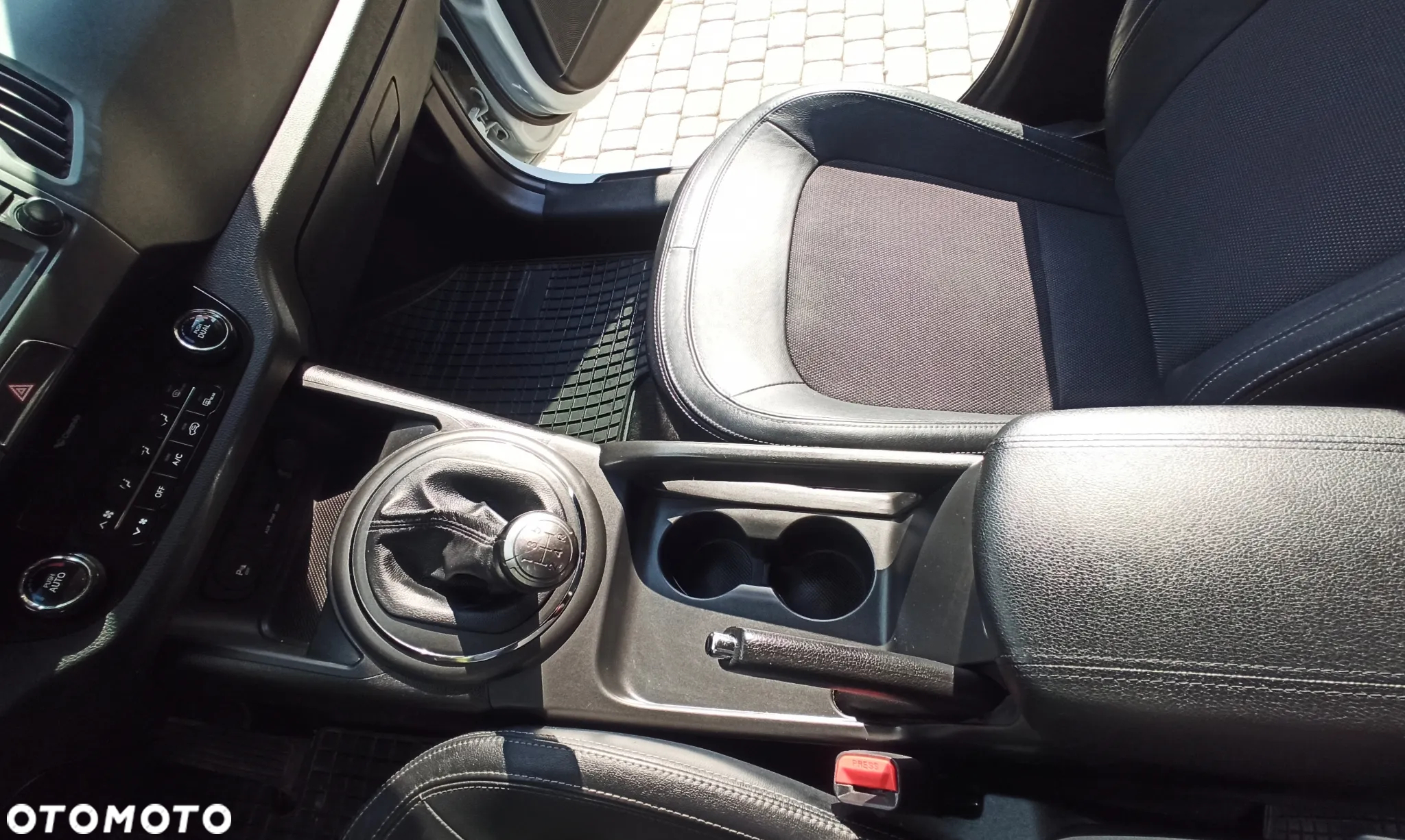 Kia Sportage 2.0 L - 12
