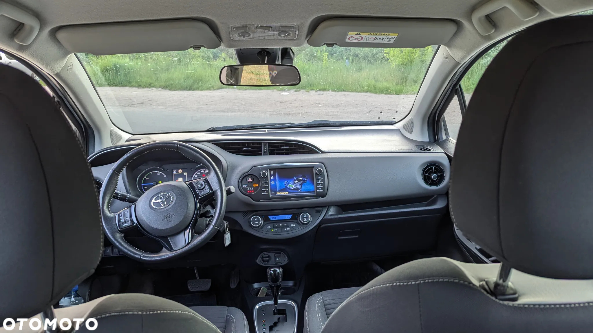 Toyota Yaris Hybrid 100 Dynamic - 19