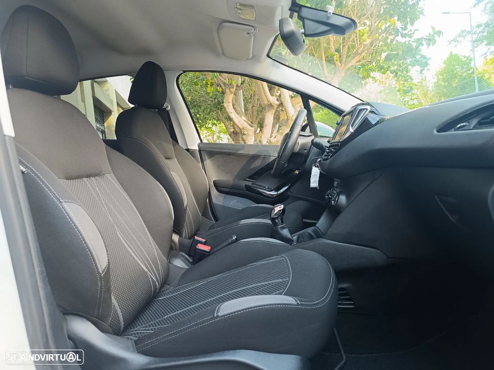 Peugeot 208 1.2 VTi SE Style - 17