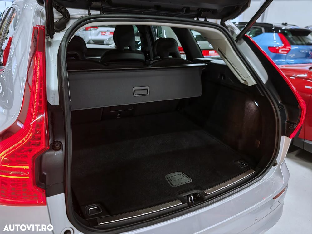 Volvo XC 60 B4 MHEV Momentum Pro - 32