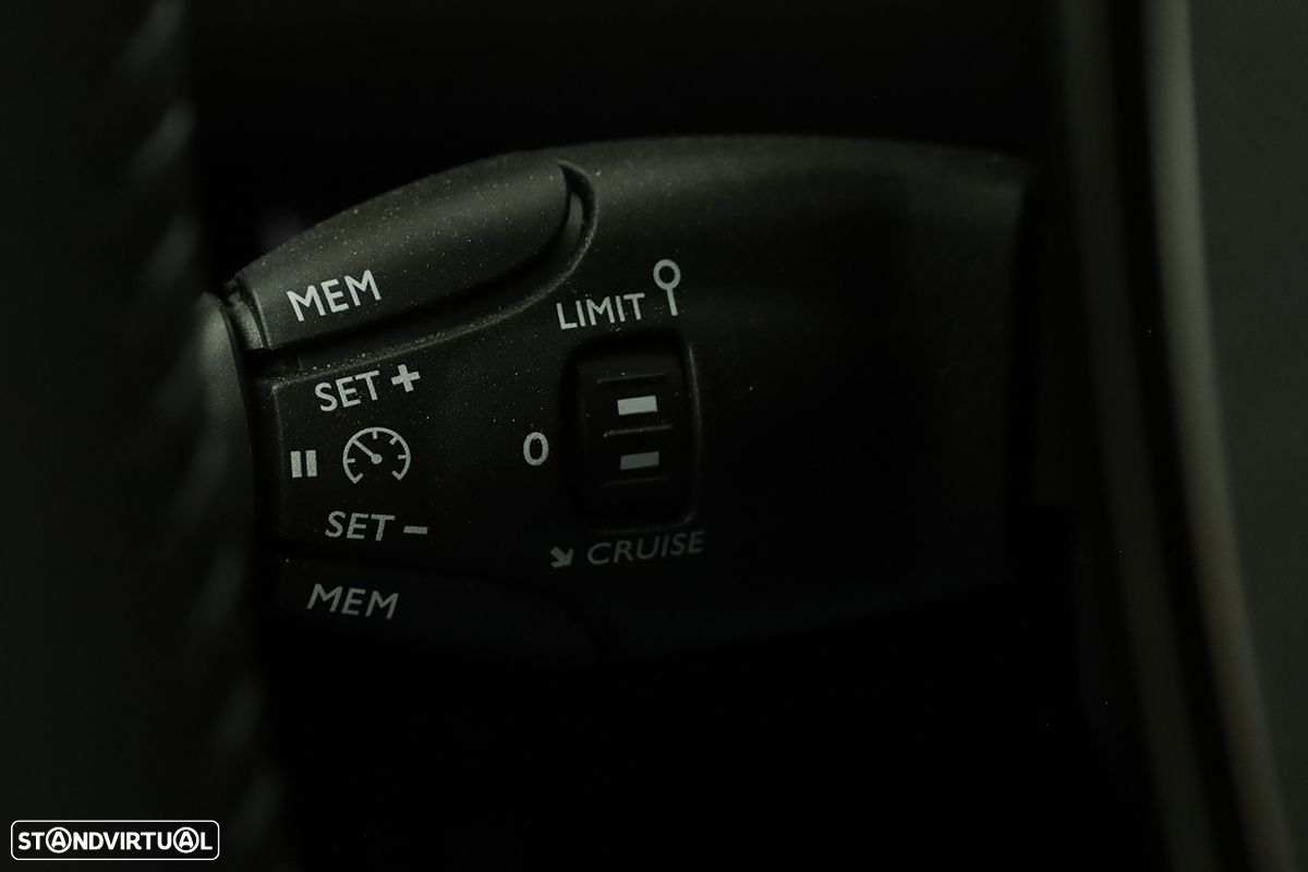Peugeot 2008 1.2 PureTech Allure EAT8 - 19
