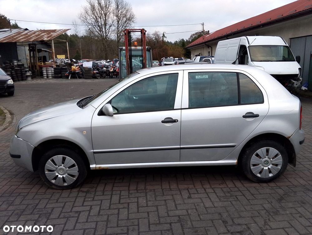Skoda Fabia 6Y (99-04r.) 1.2 B 54KM. Silnik AWY/BMD Skrzynia GSH/GKS/GER/GDN/FSP lakier LF7T/9102/F7T. Cały na części. GWARANCJA !!!  Przód Tył Zestaw Komplet Drzwi Klapa Zderzak Błotnik Maska Grill Atrapa Szyba Pas Lampa Lusterko Boczki Fotel Kanapa Kokpit Deska Rozdzielcza Przełącznik Włącznik Sterownik Przewody Wiązka Instalacja Moduł Komputer Czujnik Listwa Pompa Alternator Wtryski Głowica Rozrusznik Kompresor Sprzęgło Dwumas Silnik Skrzynia ABS Klimatyzacji Paliwa Wspomagania Kolektor Turbina Przepustnica Zawór Chłodnica Koło Hak Belka Sanki Zawieszenie Mcpherson Półoś Amortyzator Wydech Tłumik Zacisk Most - 4
