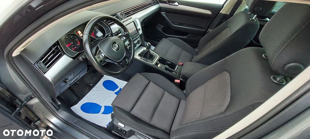 Volkswagen Passat 1.6 TDI BMT Comfortline - 18