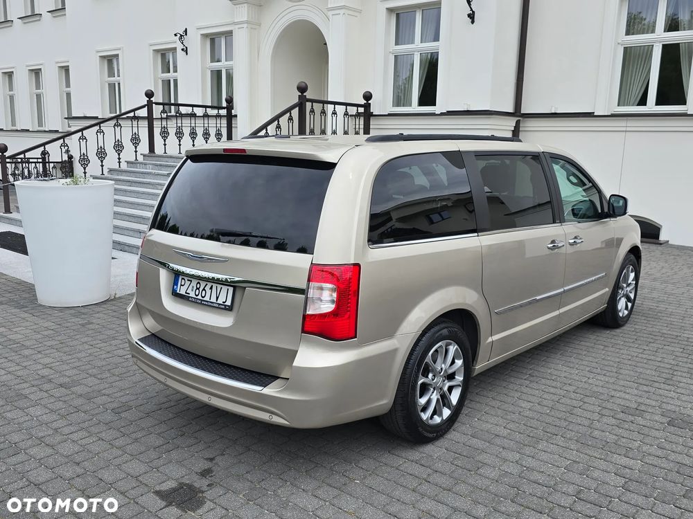 Chrysler Town & Country 3.6 Limited - 9
