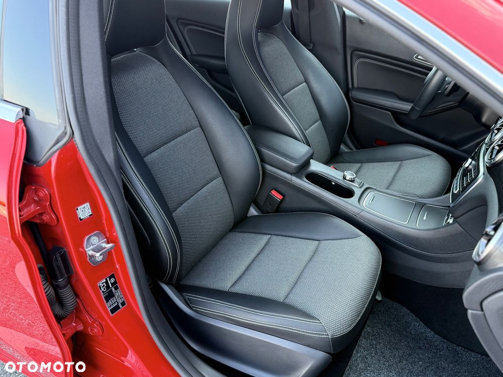 Mercedes-Benz CLA 180 7G-DCT - 32