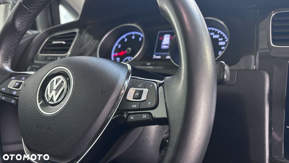 Volkswagen Golf - 22