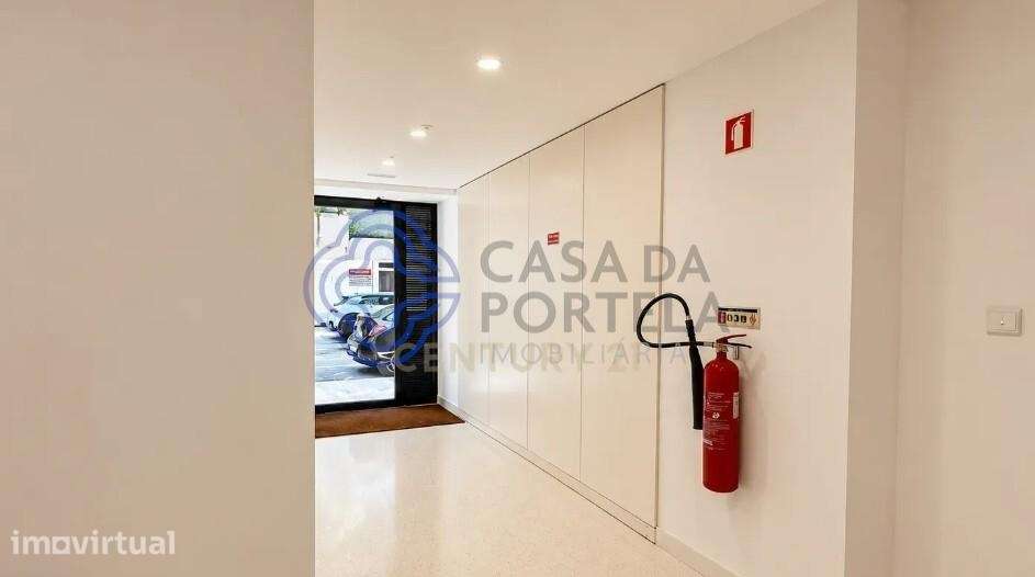 Apartamento T0 mobilado para arrendamento no Porto com ar condicionado - Grande imagem: 2/25