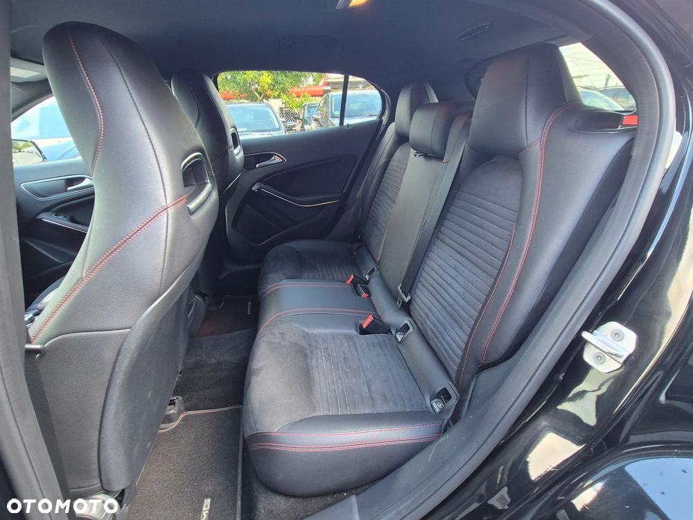 Mercedes-Benz GLA 250 UrbanStyle Edition - 26