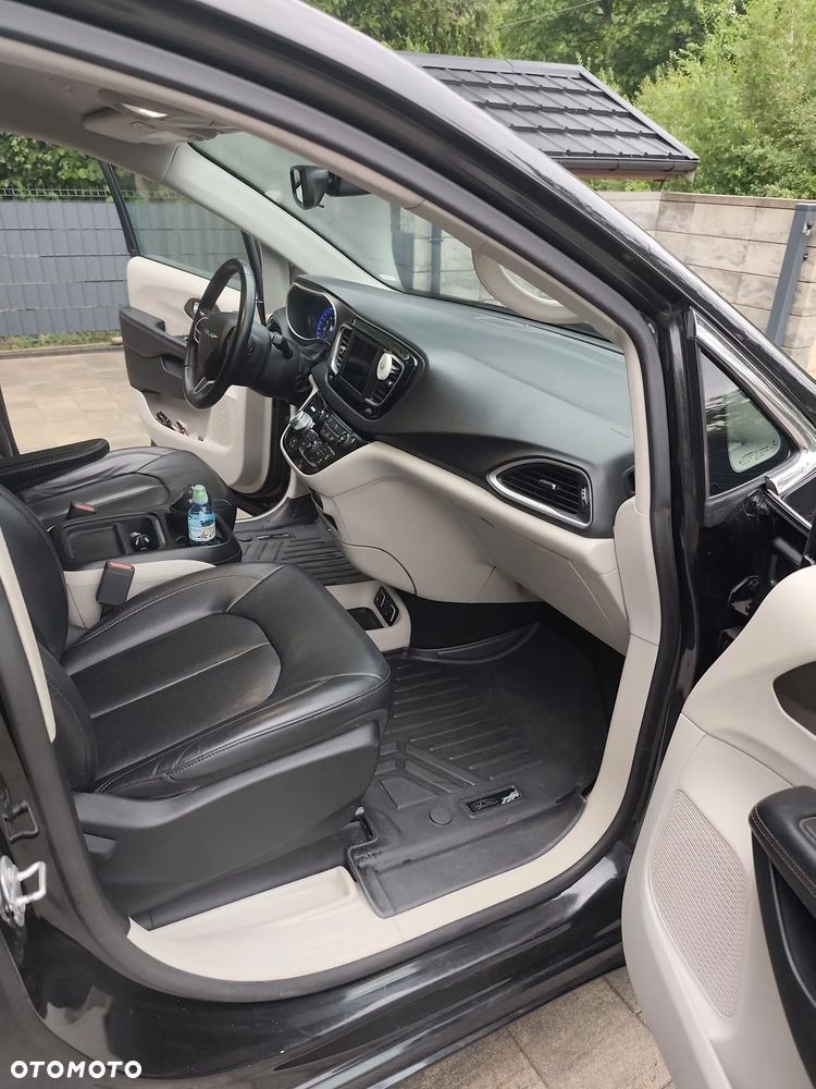 Chrysler Pacifica - 17