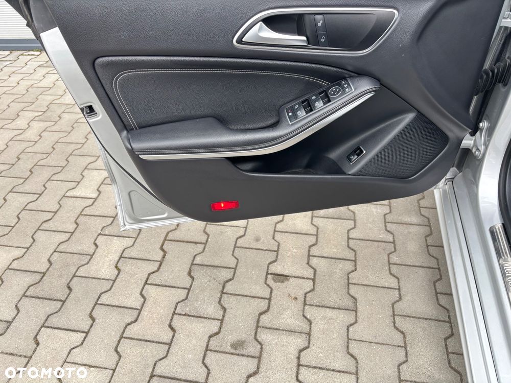 Mercedes-Benz CLA 180 7G-DCT Urban - 21