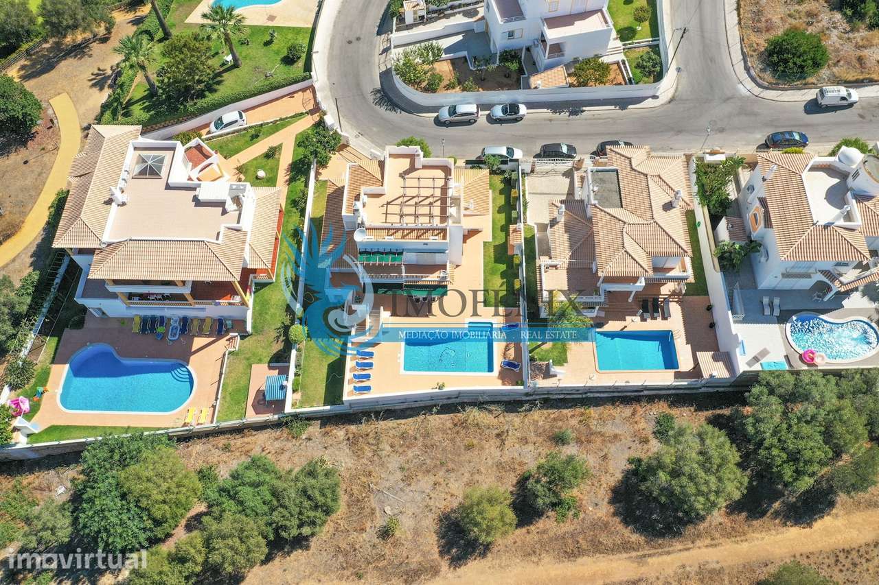 EXCELENTE MORADIA COM 4 QUARTOS, VISTA MAR, AMPLA GARAGEM, PISCINA E A - Grande imagem: 3/33